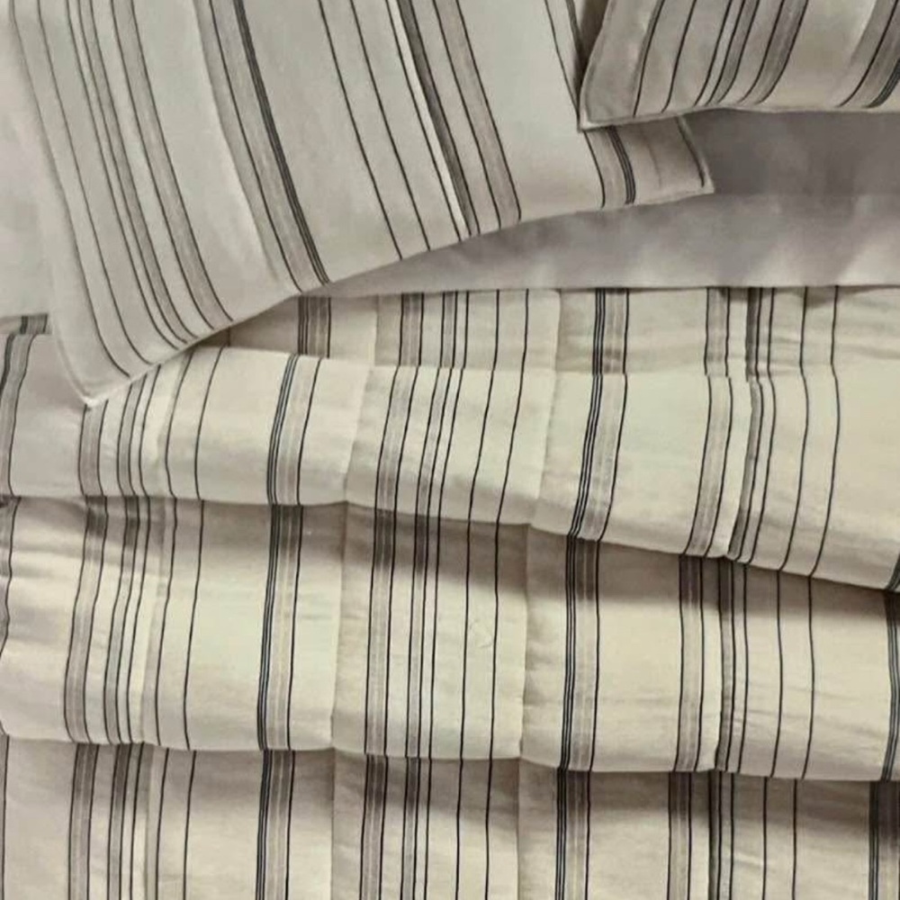 🚫SOLD 🚫Better Homes And Gardens Striped Quilt Set - White and Black